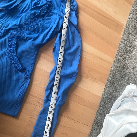 Lululemon workout hoodie size 4us - Picture 6 of 7
